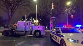 Clip thumbnail: What blockade? Protesters keep one lane open on Metcalfe Street